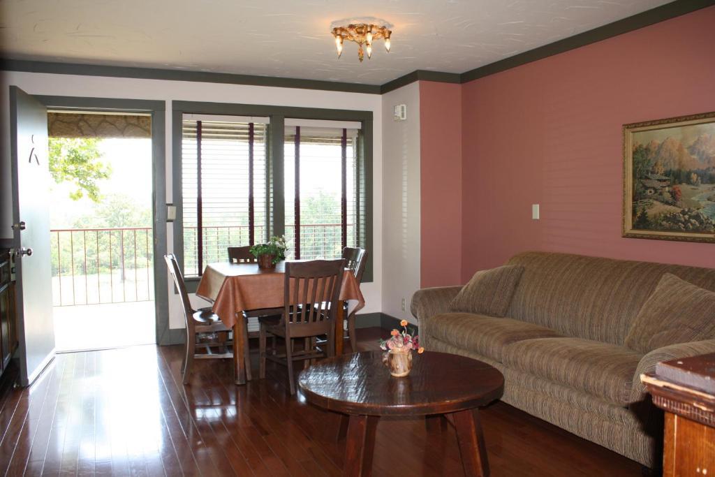 Outback Roadhouse Motel & Suites Branson Room photo